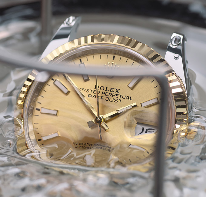 L’étanchéité de votre montre est contrôlée à l’aide d’un test 
sous pression dans l’eau, puis le bracelet est remonté sur le boîtier.