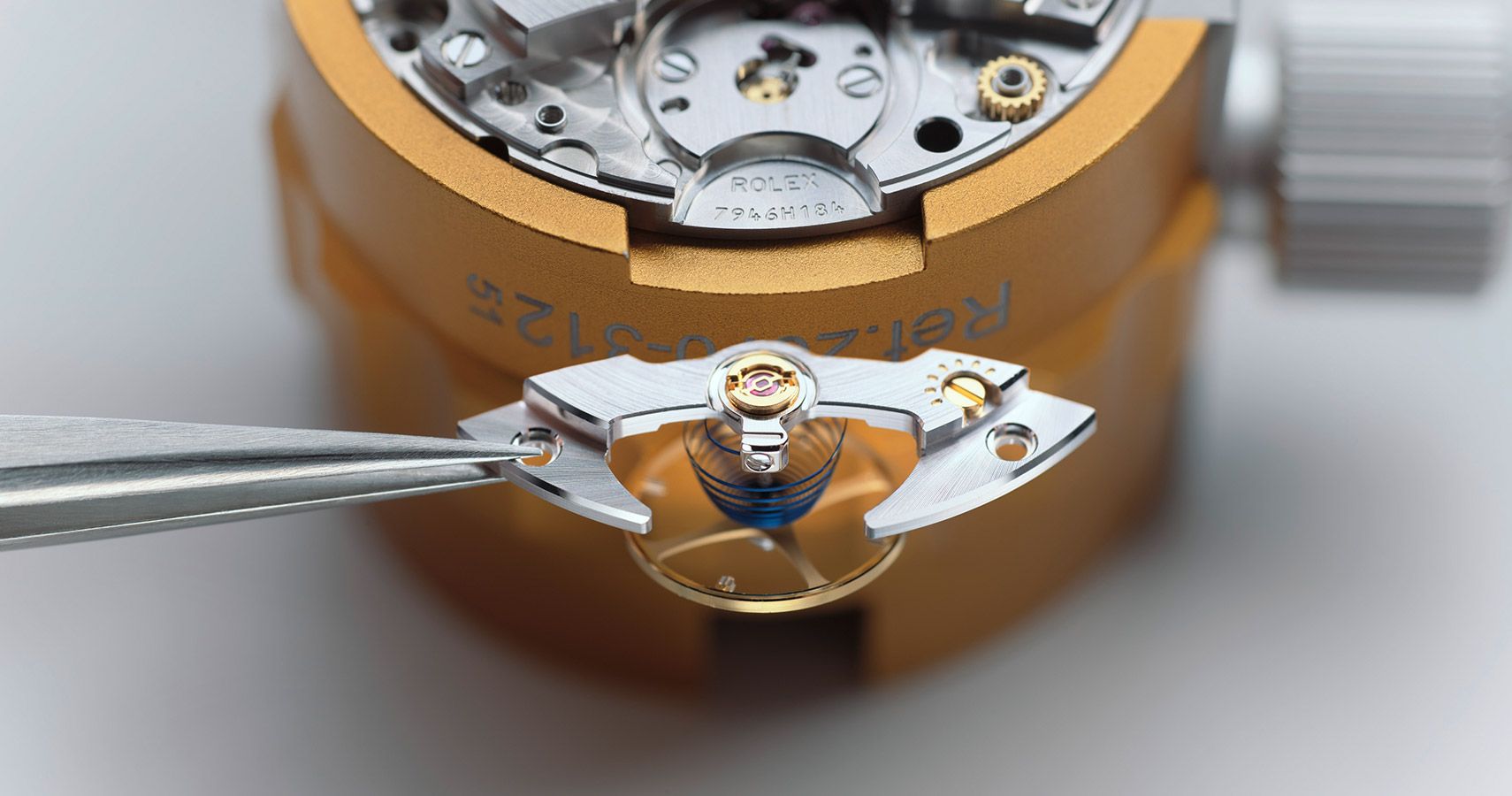 The cleaned components are dried, after which the movement is entirely reassembled and lubricated.
The watchmaker makes the first adjustments to the precision of the movement according to the brand’s accuracy criteria.