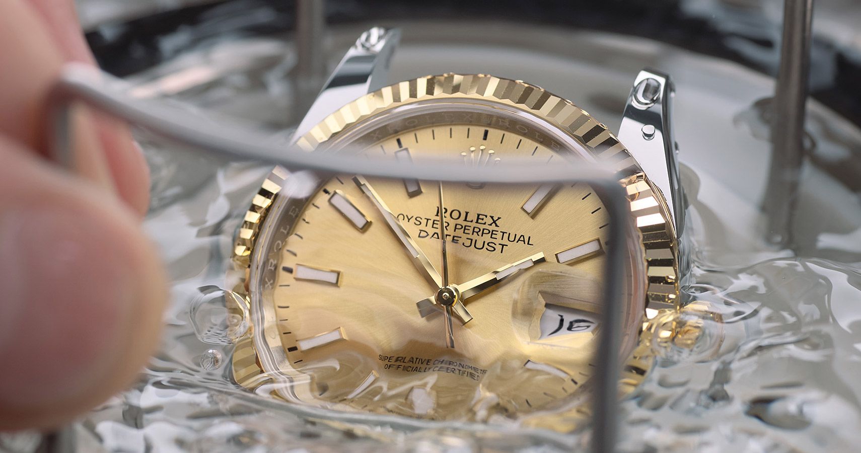 L’étanchéité de votre montre est contrôlée à l’aide d’un test 
sous pression dans l’eau, puis le bracelet est remonté sur le boîtier.